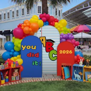 ABC-thema gebogen achtergrondset voor afstuderen met kleurrijke ballonboogdecoratie