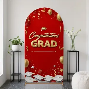Fond d'arche de remise des diplômes rouge avec texte doré félicitations et ballons