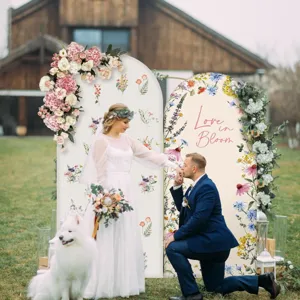 Housses d'arche de mariage avec fleurs aquarelles et texte élégant Love in Bloom
