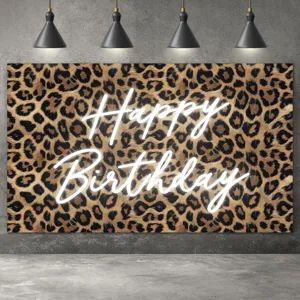 Klassischer Fotohintergrund mit Leopardenmuster und weißem Happy Birthday Neonschriftzug