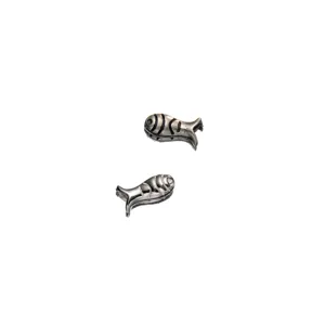 Vue rapprochée détaillée de perles intercalaires en argent en forme de poisson rétro