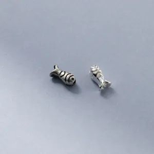 Vue macro de perles d'espacement poisson en argent S925 de 6 mm en deux finis