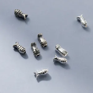 Vue détaillée des perles d'espacement en argent S925 en forme de poisson rétro