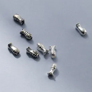 Vue macro détaillée montrant la texture des perles de poisson en argent sterling S925