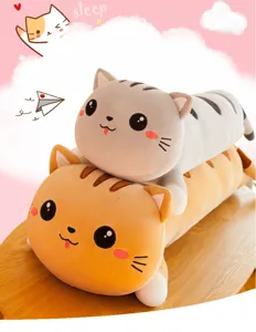 Vue détaillée de deux adorables coussins en peluche chat en gris et orange empilés.