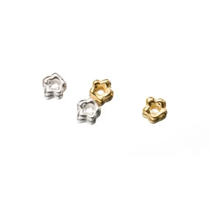 Primer plano de cuentas separadoras flor 5mm plata 925 chapada en oro para joyería DIY