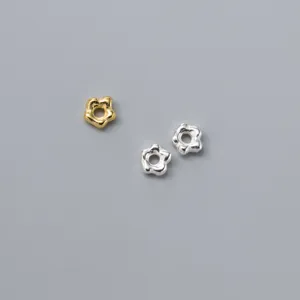 Detalle de cuentas espaciadoras de flores de 5 mm en plata 925 y baño de oro para joyería DIY