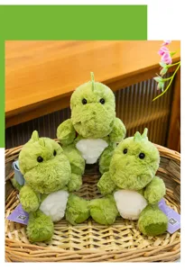 Primer plano de tres lindos dinosaurios de peluche verdes en una cesta
