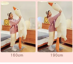 Confronto tra peluche di oca bianca gigante nelle taglie 160cm e 190cm per dormire