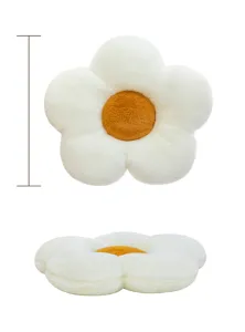 Vista frontal y lateral de un cojín de peluche blanco con forma de flor y centro amarillo