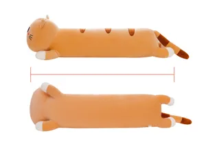 Vue détaillée d'un long traversin en peluche chat orange avec indicateurs de mesure