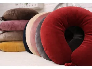 Zacht pluche U-vormig reiskussen detail, ideaal voor comfortabele auto- en kantoordutjes.