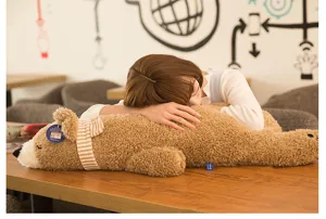 Grande cuscino peluche orso polare marrone in un ambiente interno accogliente