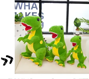 Detalle de tres tamaños de dinosaurios de peluche T-Rex verdes en un sofá blanco.