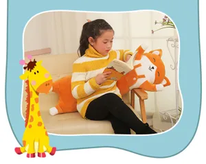 Mädchen ruht beim Lesen auf einem großen orangefarbenen Fuchs-Plüsch-Seitenschläferkissen