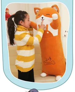 Ein Mädchen umarmt ein großes oranges Shiba Inu Plüschtier in Zylinderform