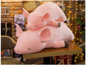 Süßes rosa Schweinchen Plüschtier Kuschelkissen in verschiedenen Größen auf Tisch