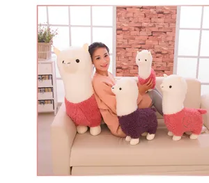 Süße Alpaka-Plüschtiere in verschiedenen Größen und Farben auf einem Sofa
