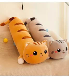 Deux jolis coussins en peluche chat long orange et gris reposant sur un canapé