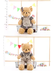 Vista dettagliata di due orsetti di peluche in stile vintage con abiti a quadri marroni