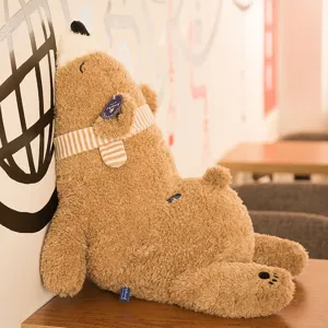 Peluche orso polare marrone in posa dormiente con sciarpa a righe