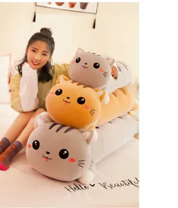 Adorables coussins en peluche chat long empilés dans un décor de chambre douillet
