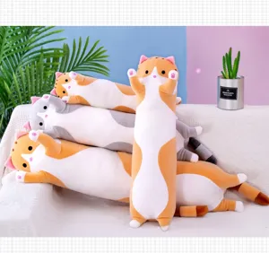 Nahaufnahme von weichem langen Katzen Plüschkissen, süßem Kuscheltier zum Schlafen für Kinder.