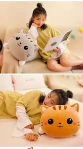 Vue lifestyle d'un grand oreiller en peluche chat mignon dans la chambre et le salon