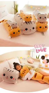 Scène de vie montrant un coussin en peluche chat doux serré dans ses bras sur un lit