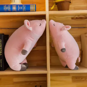Deux adorables peluches de cochon rose sur une étagère, coussins doux en coton duvet