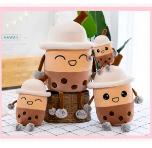 Vista dettagliata di simpatici peluche bubble tea in varie dimensioni per bambini e cameretta.