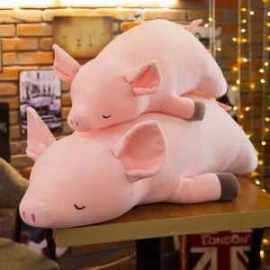 Adorables oreillers en peluche de cochon rose doux empilés sur une table en bois décorée