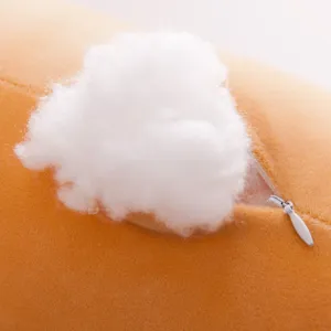 Détail d'un coussin chat en peluche avec fermeture éclair et rembourrage en coton