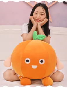 Detalle que muestra la escala del cojín de peluche de naranja con modelo real