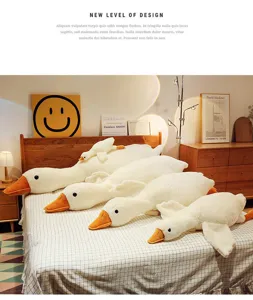Accogliente scena di camera da letto con varie dimensioni di cuscini di peluche di oca bianca