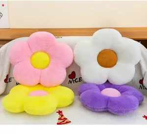 Cojines de flores de felpa de varios colores en un sofá acogedor para decorar casa