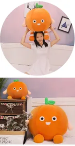 Vista detallada de cojines de peluche de naranja suaves en un dormitorio acogedor y moderno