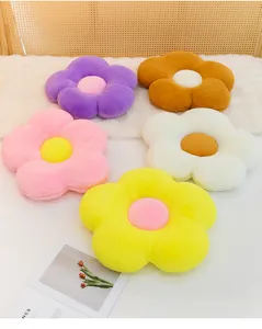 Cojines de peluche coloridos con forma de flor en piel sintética suave.