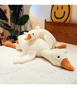 Grande peluche di oca bianca con consistenza morbida su un accogliente letto a scacchi