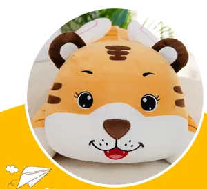 Primer plano detallado de un tierno peluche de tigre con rasgos bordados de calidad.