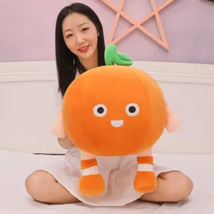 Lindo cojín de peluche de naranja redondo sostenido por una niña en un dormitorio