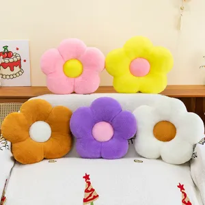 Juego de cojines de felpa con forma de flor en un sofá para una decoración acogedora
