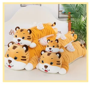 Selección de adorables peluches de tigre de varios tamaños sobre una cómoda cama blanca