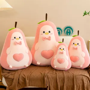 Vier süße rosa Avocado-Pinguin Plüschtiere in verschiedenen Größen auf einem Sofa