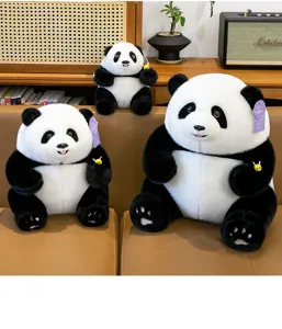 Vista di dettaglio del peluche panda sorridente, morbida bambola di panda per regalo di guarigione.