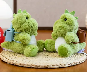 Vista detallada de dos lindos muñecos de dinosaurios de peluche verde con mini mochilas