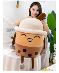 Adorabile cuscino di peluche boba tea sovradimensionato con un viso sorridente tenuto da un modello