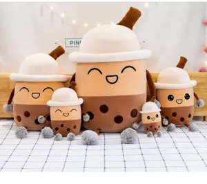 Morbidi cuscini di peluche bubble tea in varie dimensioni su uno sfondo di letto accogliente