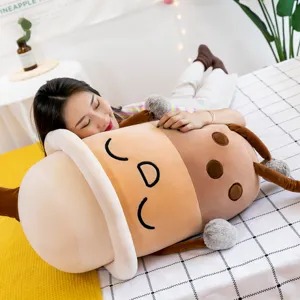 Grande cuscino di peluche bubble tea carino abbracciato da una ragazza su un letto accogliente