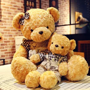 Coppia di orsetti in stile vintage con abiti a scacchi, morbido peluche regalo per bambini
